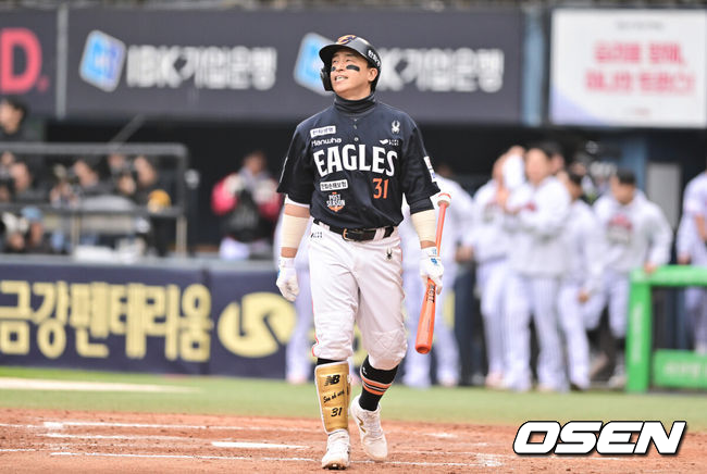 [OSEN=잠실, 박준형 기자] 26일 오후 서울 잠실야구장에서 2025 신한 SOL Bank KBO리그 포스트시즌 한국시리즈 1차전 LG 트윈스와 한화 이글스의 경기가 열렸다.LG는 앤더스 톨허스트, 한화는 문동주를 선발 투수로 내세웠다.5회초 2사 3루 한화 손아섭이 헛스윙 삼진아웃된뒤 아쉬워하고 있다.   2025.10.26 / soul1014@osen.co.kr