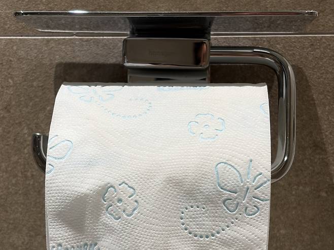 변기 물을 내리는 순간 발생하는 미세 비말이 화장실 벽면과 휴지를 오염시키는 주범이다. 사진=김현주 기자