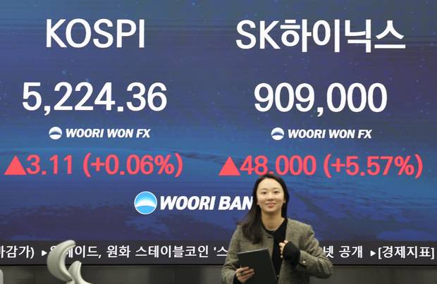 지난달 30일 서울 중구 우리은행 딜링룸 전광판에 코스피, SK하이닉스 주가가 표시돼 있다. 이날 코스피는 전장보다 3.11포인트(0.06%) 오른 5224.36으로 거래를 마쳤다.  연합뉴스