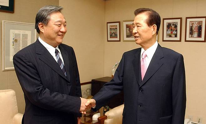 정대철 헌정회장은 포용과 용서와 화해의 본보기를 보여준 정치인으로 고 김대중 전 대통령(오른쪽)을 첫손에 꼽았다. 동아DB