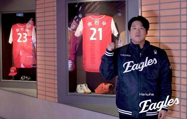 한화 강백호가 대전 한화생명볼파크 한화 레전드 유니폼 앞에서 올시즌 활약을 다짐하고 있다.  한화 이글스 제공