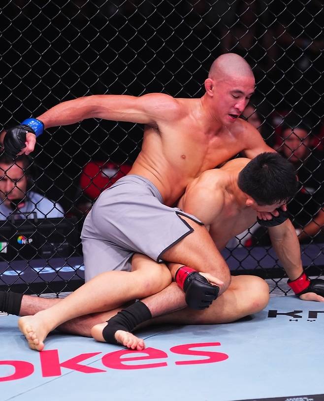 김상욱(오른쪽)이 1일(한국시간) 호주 시드니의 쿠도스 뱅크 아레나에서 열린 'UFC 325: 볼카노프스키 vs 로페스 2' 언더카드 ROAD TO UFC(RTU) 시즌4 라이트급 결승전에서 돔 마르판에게 백포지션을 허용하며 고전하고 있다. /사진=UFC 공식 사회관계망서비스(SNS)