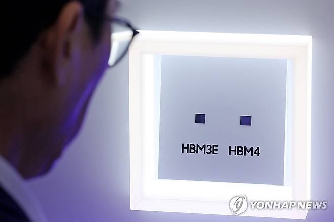 '반도체 원조' 삼성전자의 HBM4 실물 (서울=연합뉴스) 임화영 기자 = 22일 서울 강남구 코엑스에서 열린 '반도체대전(SEDEX) 2025'에 마련된 삼성전자 부스에 6세대 고대역폭 메모리인 HBM4와 HBM3E 실물이 전시돼있다. 2025.10.22 hwayoung7@yna.co.kr