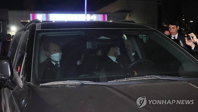 대통령실에서 발길 돌리는 국수본 (서울=연합뉴스) 홍해인 기자 = '12·3 비상계엄 사태' 수사를 위해 대통령실 압수수색에 나선 경찰 국가수사본부(국수본) 관계자들이 11일 저녁 서울 용산 대통령실 민원실을 나와 차량에 탑승하고 있다. 
    국수본은 이날 대통령실 압수수색에 나섰으나 대통령경호처가 진입을 허락하지 않으면서 일부 자료만을 임의제출 방식으로 넘겨받은 것으로 알려졌다. 2024.12.11 [대통령실통신사진기자단] hihong@yna.co.kr