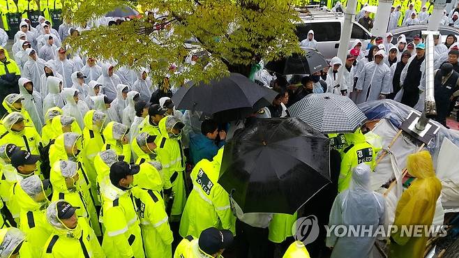 노조 농성장 '행정대집행' (구미=연합뉴스) 경북 구미시가 2016년 4월 21일 오전 아사히글라스 화인테크코리아 밑도급업체 노조의 농성장 2곳에 대해 행정대집행을 했다. 아사히글라스 공장 앞 농성장을 철거하고 있는 모습. 2016.4.21 parksk@yna.co.kr [연합뉴스 자료사진]