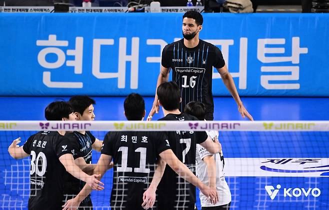 서브 에이스를 터트리고 환호하는 현대캐피탈 레오 [한국배구연맹 제공. 재판매 및 DB 금지]