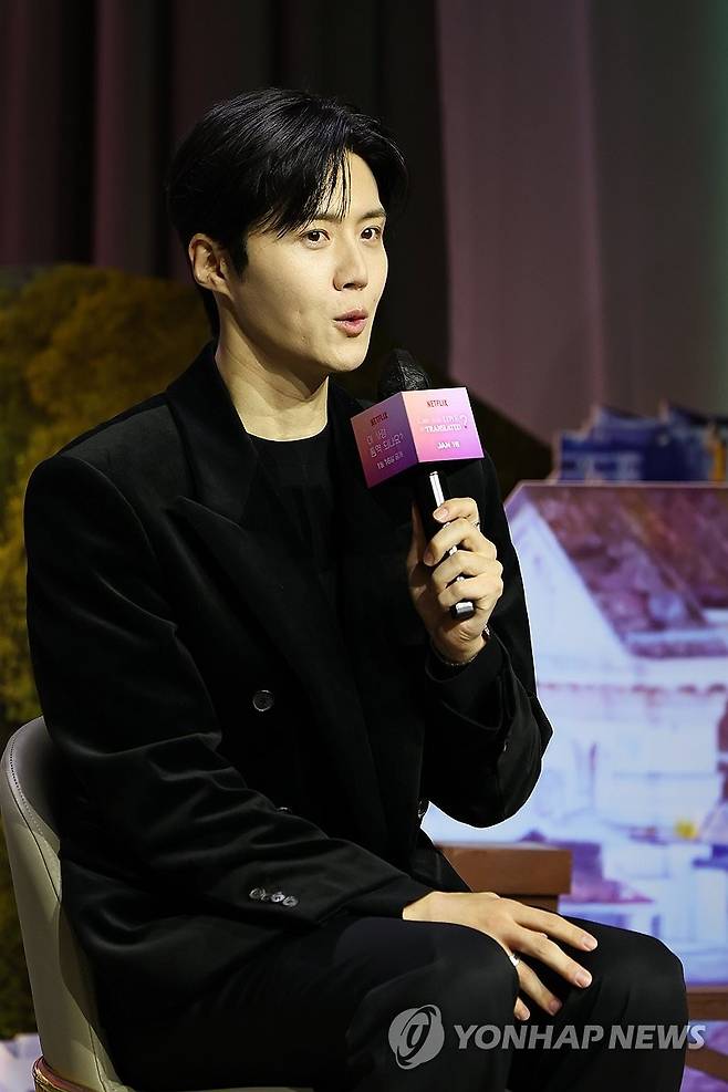 인사말하는 김선호 (서울=연합뉴스) 류효림 기자 = 배우 김선호가 13일 서울 강남구 조선팰리스 서울 강남 호텔에서 열린 넷플릭스 시리즈 '이 사랑 통역 되나요?' 제작발표회에서 인사말을 하고 있다. 2026.1.13 ryousanta@yna.co.kr