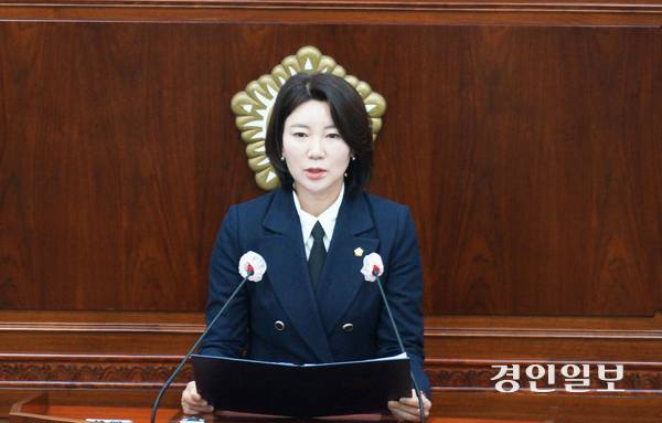 과천시의회 우윤화 의원이 2일 본회의에서 ‘과천 경마공원·국군방첩사 부지 9천800호 주택 공급 계획 철회 촉구 결의안’을 낭독하고 있다. 2026.2.2  과천/박상일기자 metro@kyeongin.com