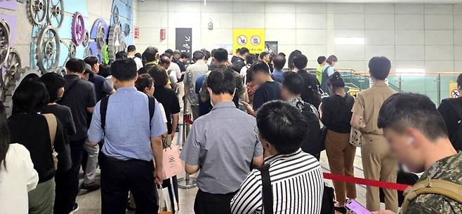 ▲ 퇴근시간 김포골드라인 김포공항역. 김포골드라인은 출퇴근 시간대 혼잡률이 200%를 훌쩍 넘는 수준이 지속되고 있다. 개통 초기 혼잡률이 최대 289%까지 기록됐고, 이후 대책에도 불구하고 여전히 평균 190~260% 수준이거나 200% 이상 과밀 상태가 이어지고 있다.