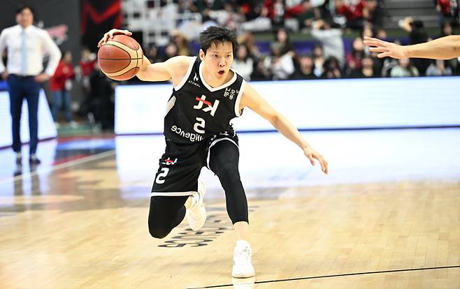 1일 수원 KT 소닉붐 아레나서 열린 2025~2026 프로농구 정규리그 원주 DB와의 경기서 KT 김선형(사진 왼쪽)과 강성욱이 돌파를 시도하고 있다. 사진=KBL