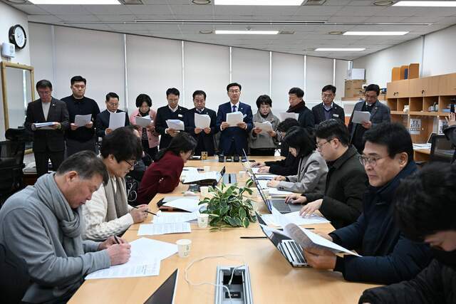 완주군의회 의원들이 19일 완주군처 브리핑룸에서 완주··전주통합을 반대하는 입장을 밝히고 있다. 완주군의회