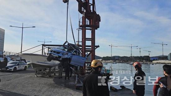 ▲ 울산해경이 지난달 31일 부산 기장군 이동항에 추락한 승용차를 인양하고 있다. 울산해경 제공