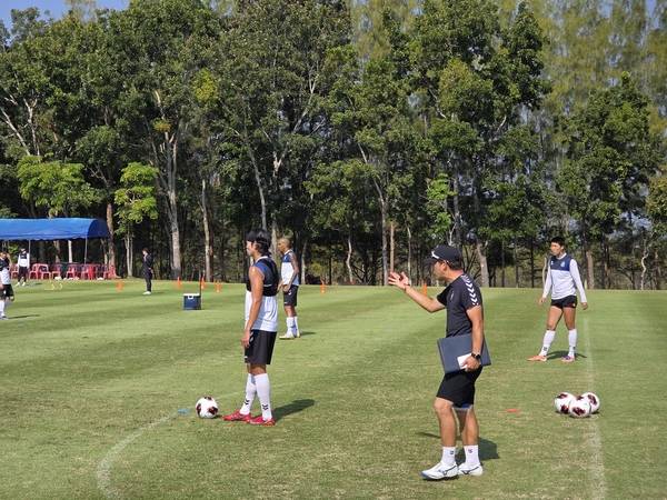 배성재 경남FC 감독이 2일 태국 치앙마이 한 리조트에서 진행된 훈련에서 선수들에게 지시하고 있다. /박신 기자