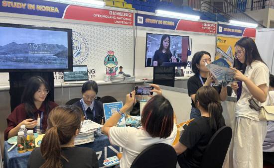 경상국립대학교 베트남 방문단은 지난 해 7월 24일부터 29일까지 베트남 유학설명회에 참가하여 일대일 유학상담을 실시하고 하노이에 GNU한국어교육센터를 개소하는 등의 활동을 벌였다.