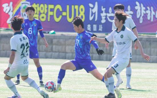 함양FC U-18(파란색 유니폼)과 김포FC의 예선 3차전 경기 모습. 사진=함양군