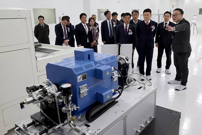 그래핀스퀘어 포항공장 준공식이 지난해 11월 18일 오후 포항시 남구 블루밸리 국가산단에서 열린 가운데 홍병희 그래핀스퀘어 대표(오른쪽)가 생산시설을 설명하고 있다. /경북매일 DB