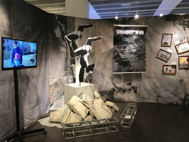 부산시민회관 전시실에서 열리고 있는 뱅크시 사진전 ‘Who is Banksy by Martinbull' 설치 모습. 김은영 기자 key66@