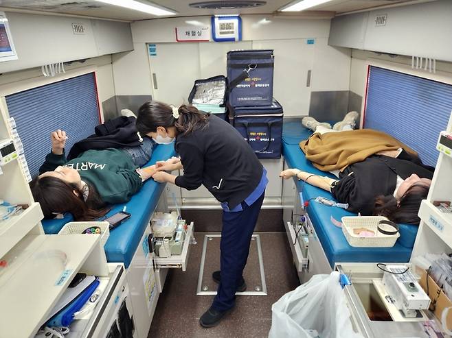 ▲ 지난달 30일 영천시청 전정에서 열린 '생명나눔 사랑의 헌혈' 행사에 공무원들이 헌혈에 참여하고 있다. 영천시 제공