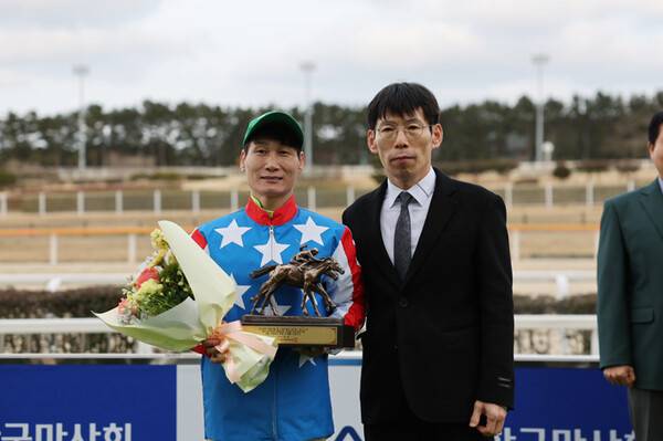 통산 500승을 달성한 박성광 기수(왼쪽). (사진=한국마사회 제주본부)
