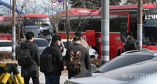 30일 오후 나주시 광주·전남혁신도시 한국전력공사 앞에서 직원들이 서울·부산·대구·대전 등 6개 권역으로 향하는 전세 통근버스를 탑승하고 있다.
양광삼기자 ygs02@mdilbo.com