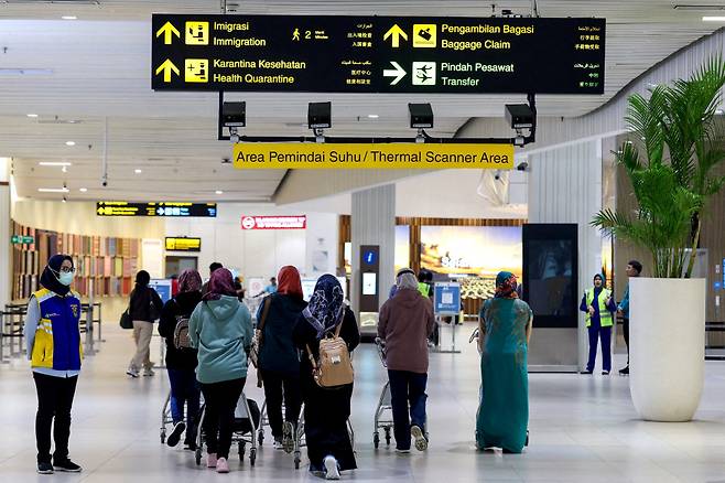 인도에서 치명적인 니파 바이러스 확진 사례 2건이 확인된 이후, 30일(현지시간) 인도네시아 자카르타 인근 탕에랑에 위치한 수카르노하타 국제공항에서 입국 승객들이 열화상 카메라가 설치된 검역 구역을 지나고 있다. 인도네시아 당국은 니파 바이러스 유입 가능성에 대비해 입국자 대상 건강 검역을 강화했다.(로이터/연합뉴스)