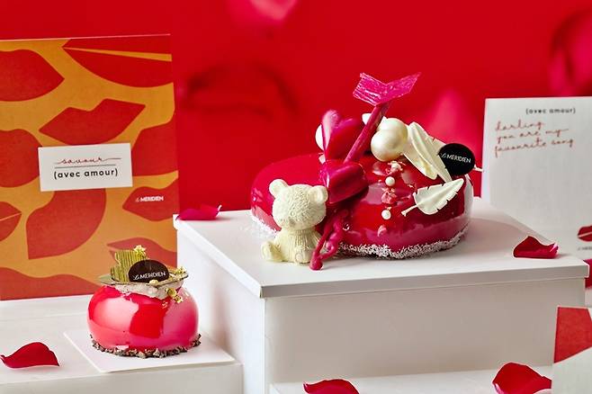 르메르디앙 서울 명동 호텔은 밸런타인데이를 맞아 홀 케이크(오른쪽)와 쁘띠 케이크(왼쪽)를 시즌 한정으로 선보인다. / 르메르디앙 서울 명동