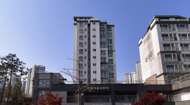 ▲판교 지구 대장 아파트인 판교 푸르지오 그랑블 다음으로 판교에서 가격이 두 번째로 비싼 단지로 평가받는 판교 봇들마을 8단지 휴먼시아 아파트 전경. 2009년에 입주한 이 단지는 LH가 공급한 임대아파트 브랜드인 '휴먼시아'가 적용된 아파트다. 봇들8단지 휴먼시아 국평(34평) 실거래가는 26억원 수준에 달한다. 네이버지도 캡처