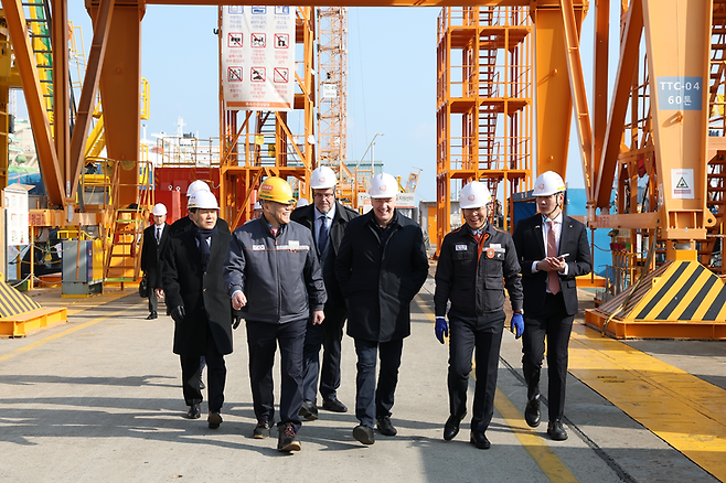 ▲스티븐 퓨어 캐나다 국방조달 특임장관(가운데)이 2일 한화오션 거제 사업장에 방문해 이두희 국방부 차관(왼쪽 첫번째), 김희철 한화오션 대표(왼쪽 두번째)와 함께 캐나다 CPSP 사업에 제안한 장보고-III 배치-II 선도함인 장영실함에 승함하는 등 생산 시설을 돌아봤다. 사진=한화오션 제공