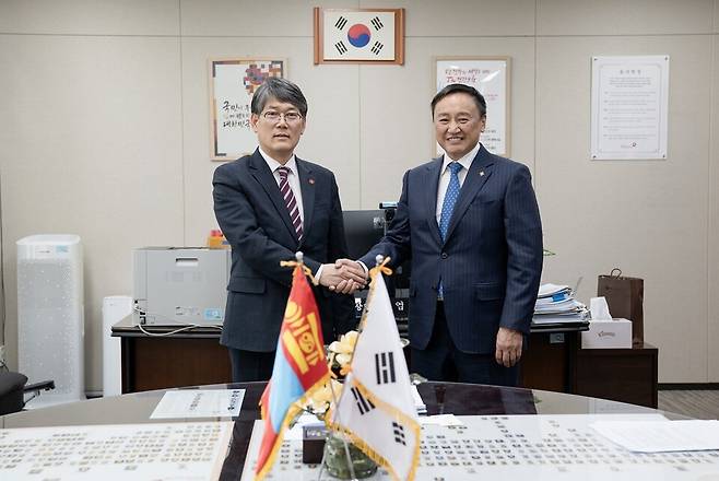 엄호윤 국민건강보험공단 기획상임이사(좌)와 친부렌 지그지드수렌(Chinburen Jigjidsuren) 몽골 보건부 장관(우)이 한-몽 보건의료 협력 강화를 위해 논의하였다. /사진 제공=국민건강보험공단.