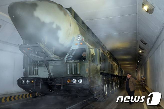 (평양 노동신문=뉴스1) = 북한의 대륙간탄도미사일(ICBM) '화성-18형'. [국내에서만 사용가능. 재배포 금지. DB 금지. For Use Only in the Republic of Korea. Redistribution Prohibited] rodongphoto@news1.kr