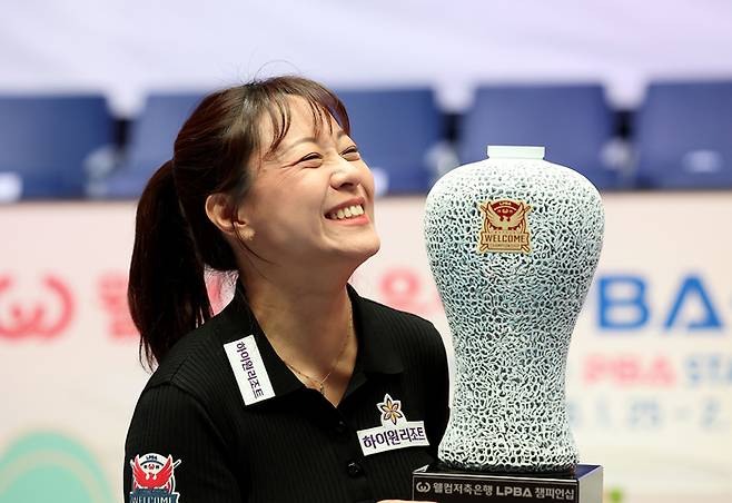 임경진이 1일 경기도 고양시에 있는 킨텍스 PBA 스타디움에서 열린 2025~2026시즌 9차 투어 ‘웰컴저축은행 챔피언십’ LPBA 결승전에서 커리어 첫 우승을 달성한 뒤 트로피를 들어올리며 웃고 있다. 사진 | 프로당구협회