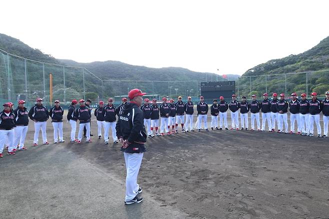 KIA 선수단이 2026 일본 아마미오시마 스프링캠프에서 이범호 감독의 얘기를 듣고 있다. 사진 | KIA 타이거즈