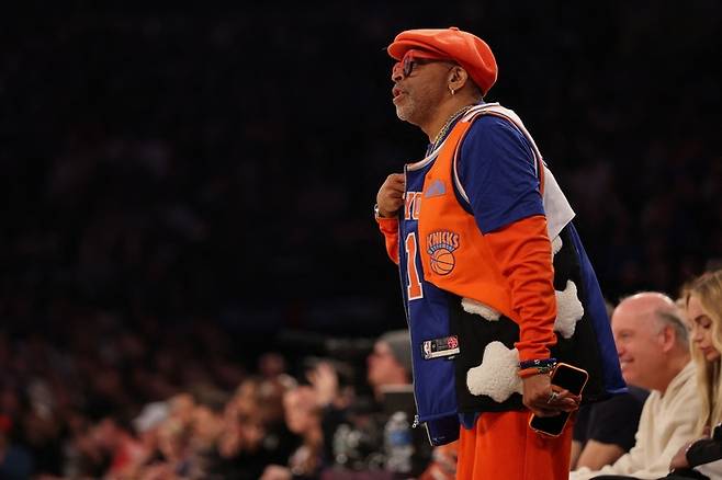 영화감독 스파이크 리가 2일(한국 시간) 미국 뉴욕주 뉴욕 맨해튼 매디슨 스퀘어 가든에서 열린 2025~2026 NBA 정규시즌 레이커스와 뉴욕의 경기를 지켜보고 있다. 사진 | 뉴욕=AFP 연합뉴스