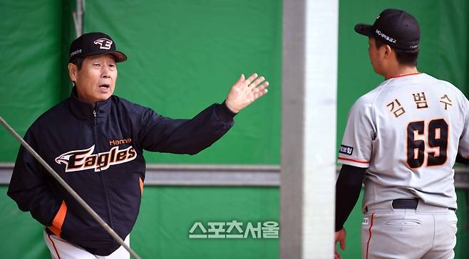 한화 사령탑 시절 김성근 감독이 지금은 KIA로 떠난 김범수에게 투구 밸런스를 알려주고 있다. 사진 | 스포츠서울 DB