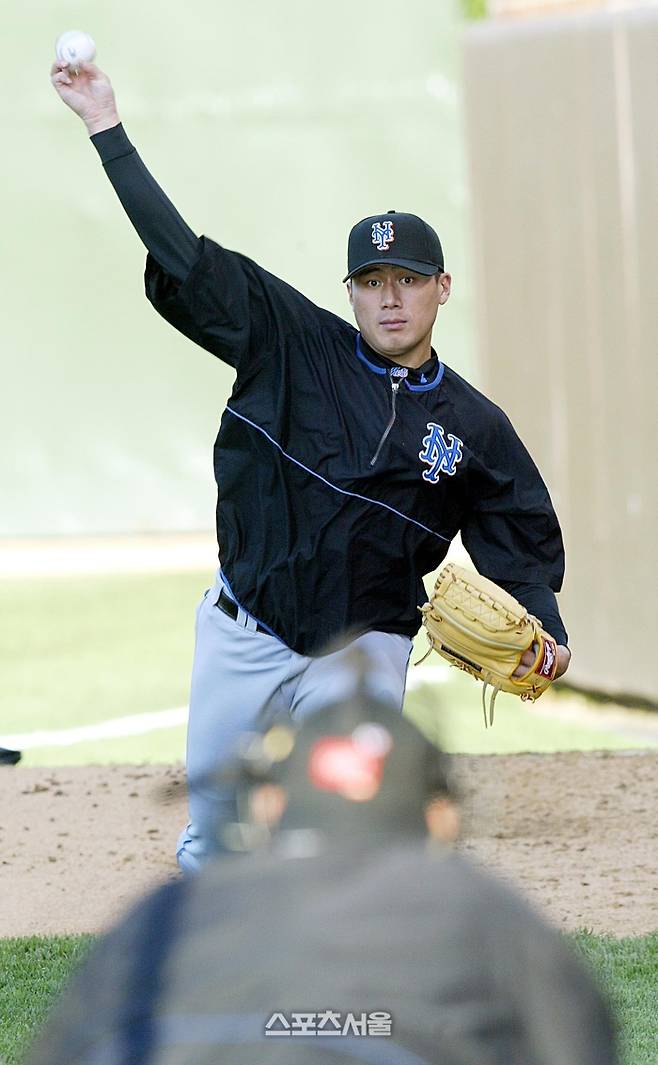 류현진보다 먼저 ‘컨트롤 아티스트’라는 별칭으로 메이저리그에서 활약한 서재응 NC 수석코치가 뉴욕 메츠 시절 불펜투구를 하고 있다. 사진 | 스포츠서울 DB