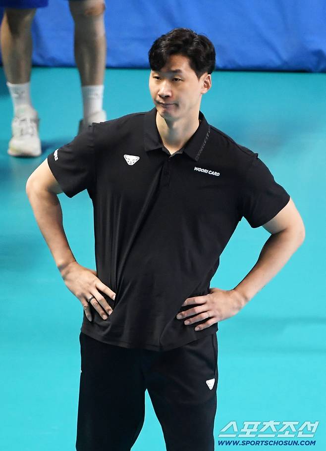 30일 장충체육관에서 열린 V리그 우리카드와 삼성화재의 경기. 우리카드 박철우 감독대행이 생각에 잠겨 있다. 장충=박재만 기자 pjm@sportschosun.com/2026.01.30/