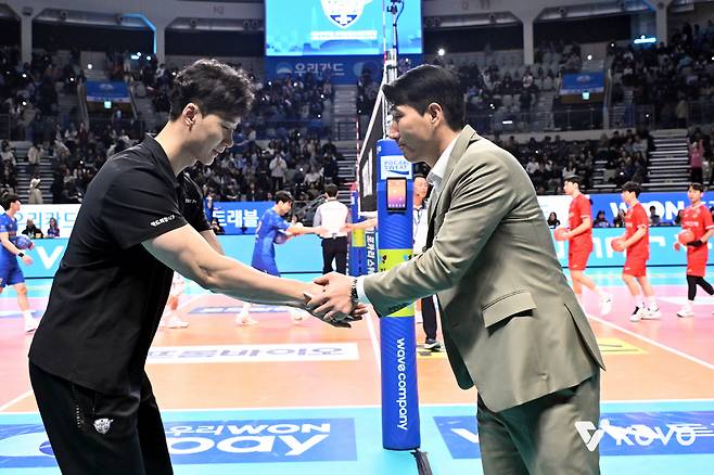 박철우 우리카드 감독대행(왼쪽)과 권영민 한국전력 감독. 사진제공=KOVO