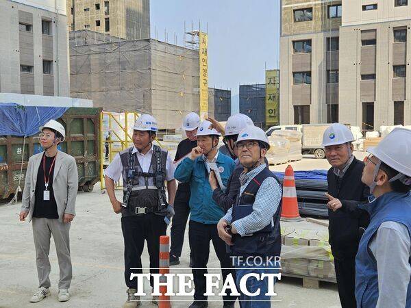 대전시 서구는 설 명절을 앞두고 2월 18일까지 구민과 귀성객 모두가 안전하고 편안한 명절을 보낼 수 있도록 '설맞이 종합대책'을 추진한다. 서철모 서구청장이 직원들과 함께 공사 현장 안전 점검을 하는 모습. /대전시 서구