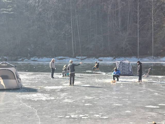 단산저수지 내 낚시 행위 단속 및 계도 모습. /소백산국립공원사무소