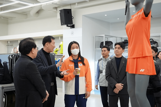 안세영이 박주봉 대표팀 감독, 김세준 요넥스코리아 대표 등과 행사를 둘러보고 있다. 요넥스코리아 제공