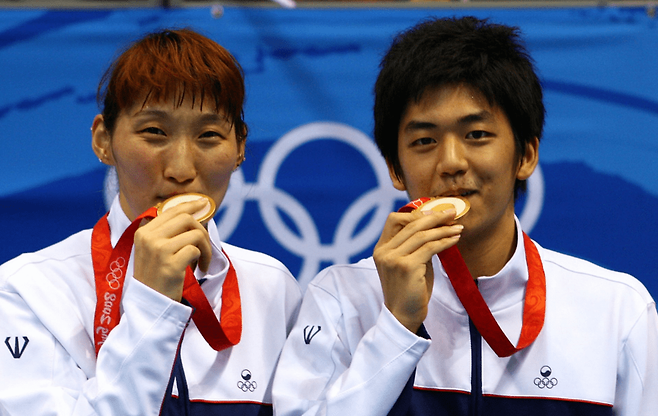 2008년 베이징올림픽에서 삼성전기 소속으로 혼합복식 금메달을 딴 이용대와 이효정.