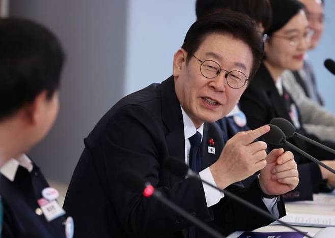 이재명 대통령이 30일 청와대에서 열린 국가창업시대 전략회의 'K-스타트업이 미래를 만든다'에서 구윤철 부총리 겸 재정경제부 장관에게 질문하고 있다. 연합뉴스