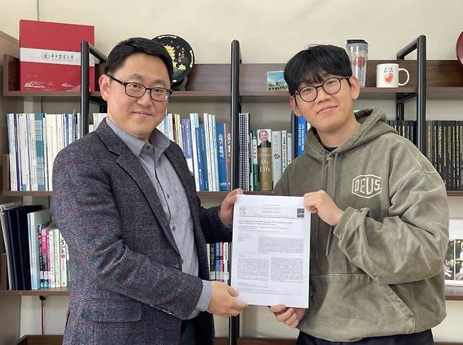 동아대 화학공학과 양수철 교수 연구팀 소속 심종효 학생이 필름·코팅 분야 SCI 상위 14.6% 저널인 'Surfaces and Interfaces'에 제1저자로 논문을 게재하고 기념촬영하고 있다.