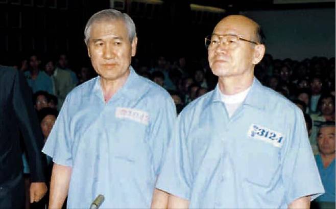 1996년 서울지법(옛 서울중앙지법) 417호 대법정에 출석한 노태우(왼쪽)·전두환 전 대통령. 당시 1심은 두 전직 대통령에게 각각 무기징역과 사형을 선고했다./ 조선일보 DB