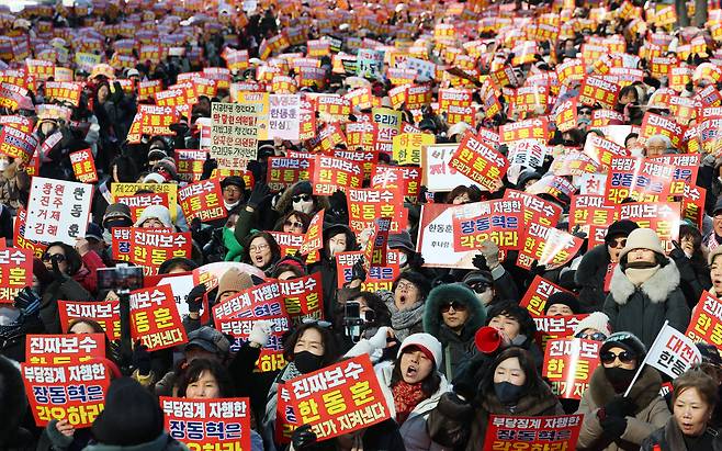 한동훈 전 국민의힘 대표의 지지자들이 지난달 31일 서울 여의도 국회의사당 앞에서 장동혁 지도부를 규탄하는 집회를 열고 있다. 이들은 한 전 대표에 대한 제명을 철회하라고 요구했다. 주최 측은 10만명이 모였다고 주장했다. /뉴스1