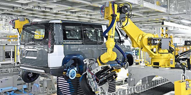 현대차그룹지난달 19일 경기도 화성시 기아 ‘이보(EVO) 플랜트 이스트’ 조립 공장에서 로봇이 차량 아랫쪽에 타이어를 장착하고 있다. AI(인공지능)가 카메라를 통해 차체와 타이어 위치를 분석하면, 로봇 팔이 타이어를 조립하는 방식이다. 무거운 타이어를 들어 올려야 하는 힘든 작업을 로봇이 대체할 뿐만 아니라 AI를 통해 조립 과정에서 발생할 수 있는 오차까지 줄였다.