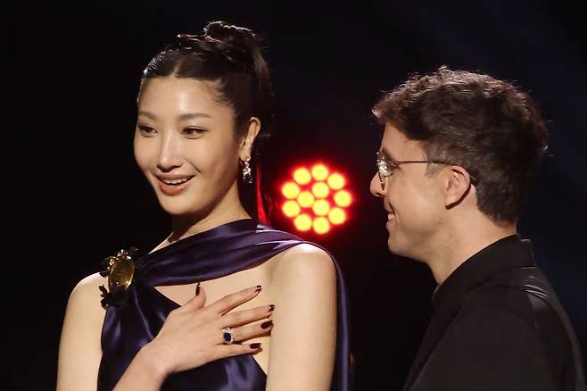 이재와 마크 소넨블릭이 2월 1일 미국 캘리포니아 LA 피콕 극장에서 열린 제68회 그래미 어워드 시상식 무대에서 '골든-K팝 데몬 헌터스'로 비주얼 미디어 부문 최우수 노래상을 수상하고 있다./AFP 연합뉴스