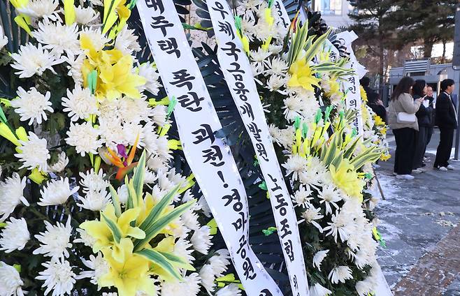 정부가 지난달 29일 과천 경마공원 부지를 활용한 주택공급 계획을 발표한 가운데 2일 세종시 정부세종청사 국토교통부 앞에 경마공원 이전 결정 철회 등을 요구하는 조화가 줄지어 서 있다. /뉴시스