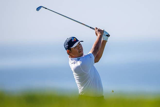 <YONHAP PHOTO-2618> Feb 1, 2026; San Diego, California, USA; Si Woo Kim plays his shot from the fairway on the fourth hole during the final round of the Farmers Insurance Open golf tournament at Torrey Pines Municipal Golf Course - South Course. Mandatory Credit: Abe Arredondo-Imagn Images/2026-02-02 07:17:33/<저작권자 ⓒ 1980-2026 ㈜연합뉴스. 무단 전재 재배포 금지, AI 학습 및 활용 금지>