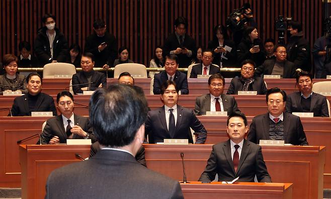 국민의힘 송언석 원내대표가 2일 국회 예결위회의장에서 열린 의원총회에서 현안과 관련한 설명을 하고 있다. /연합뉴스
